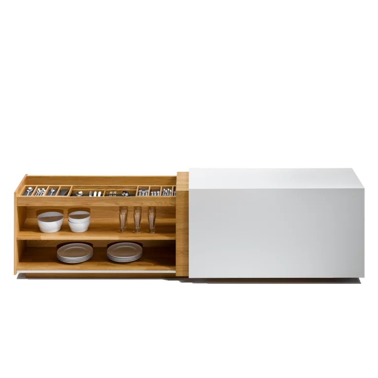 modernes cubus Sideboard in Eiche massiv und Farbglas weiss mit offener Winkelschiebetür und Besteckeinstaz