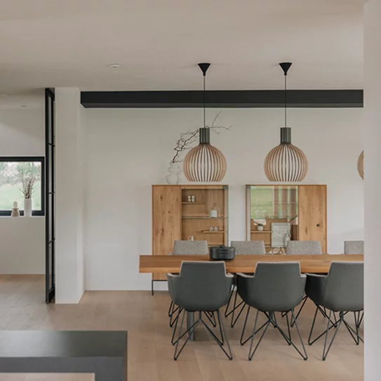 Modernes Esszimmer mit gand lui Stühlen an echt.zeit Tisch vor zwei filigno Highboards in Eiche Naturöl