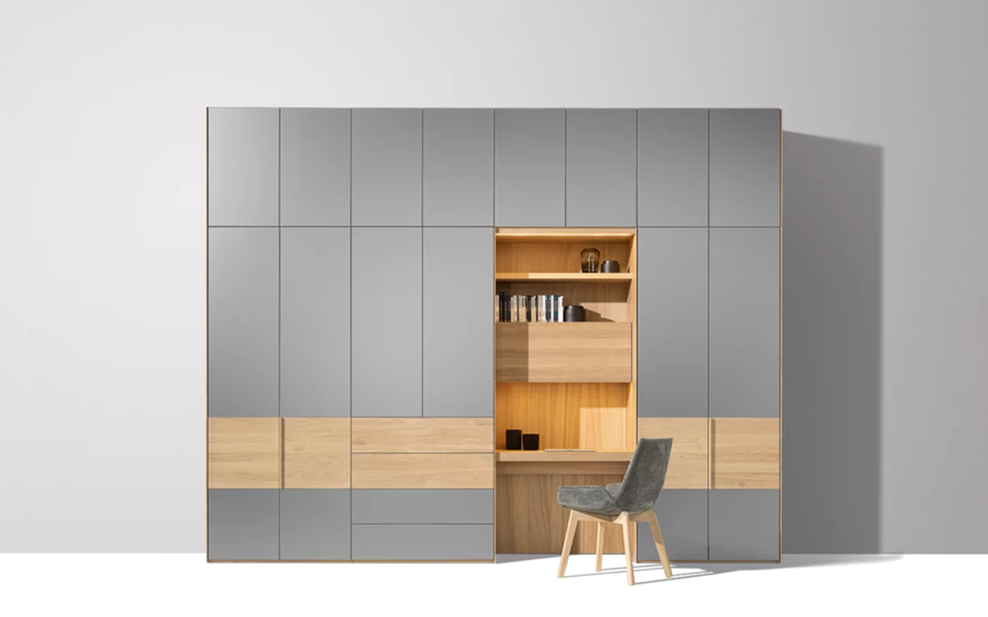 eleganter Drehtürenschrank valore in Eiche Weißöl mit Farbglasfronten und dem lui plus Stuhl