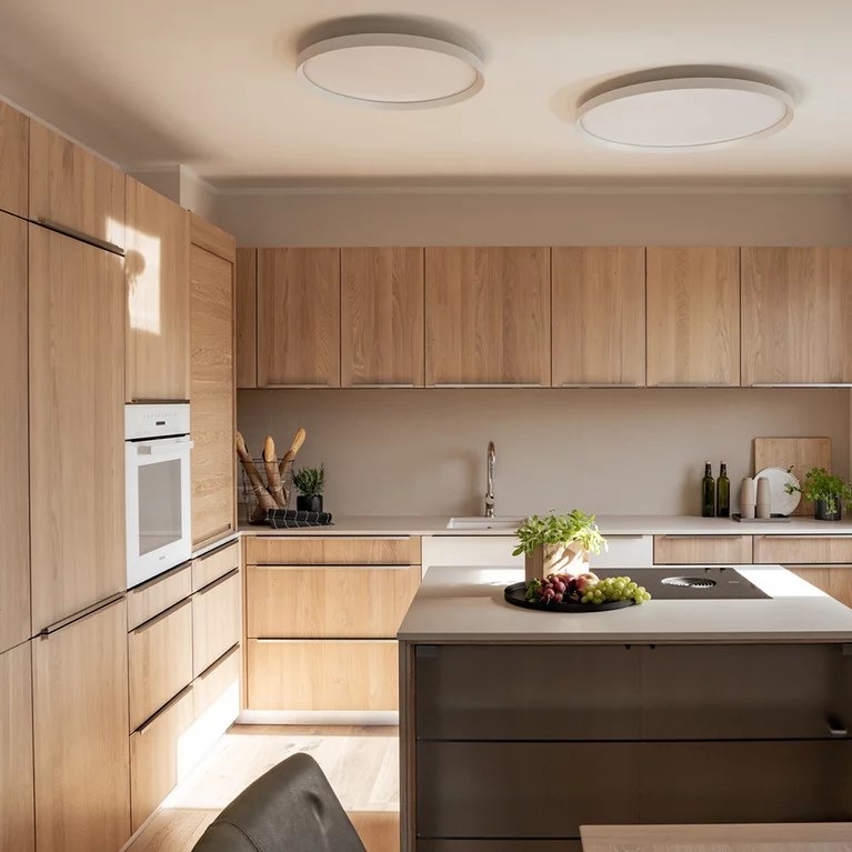 Custom-made linee kitchen with cooking island in solid oak with white oil