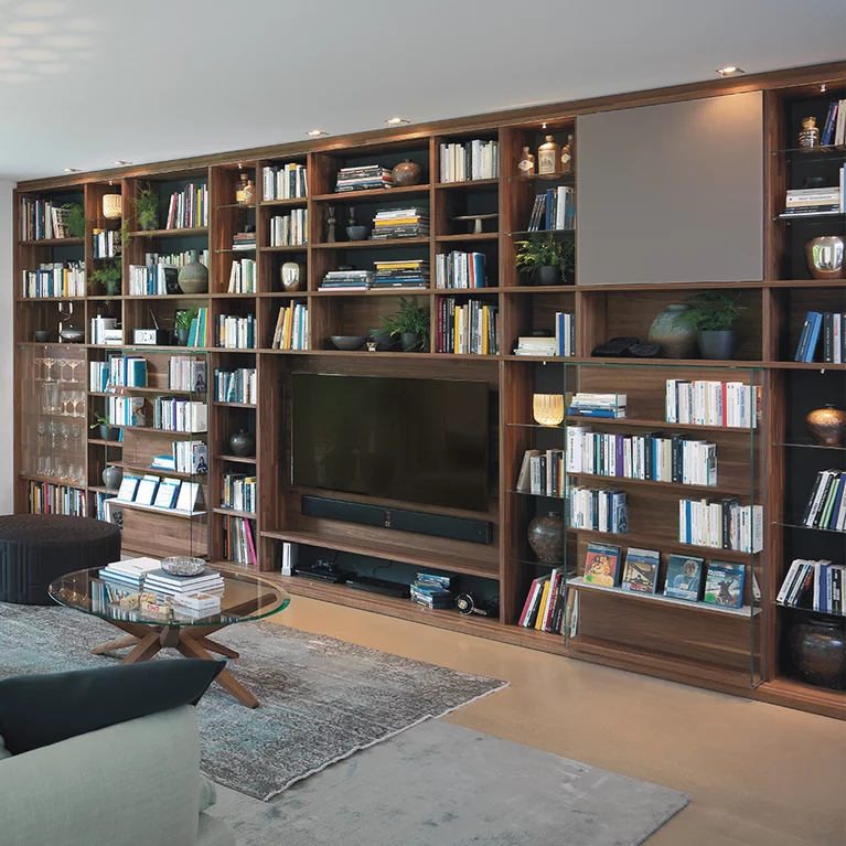 elegantes cubus Wandregal mit Drehtüren und stern Couchtisch aus Nussbaum massiv