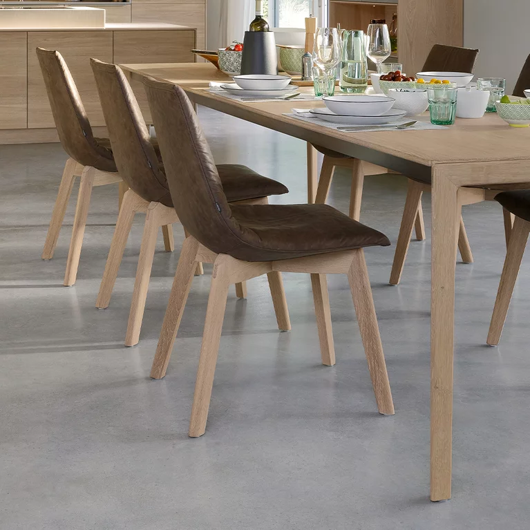 Esstischstühle lui aus Leder mit Holzgestell in Eiche Weißöl und Esstisch tak