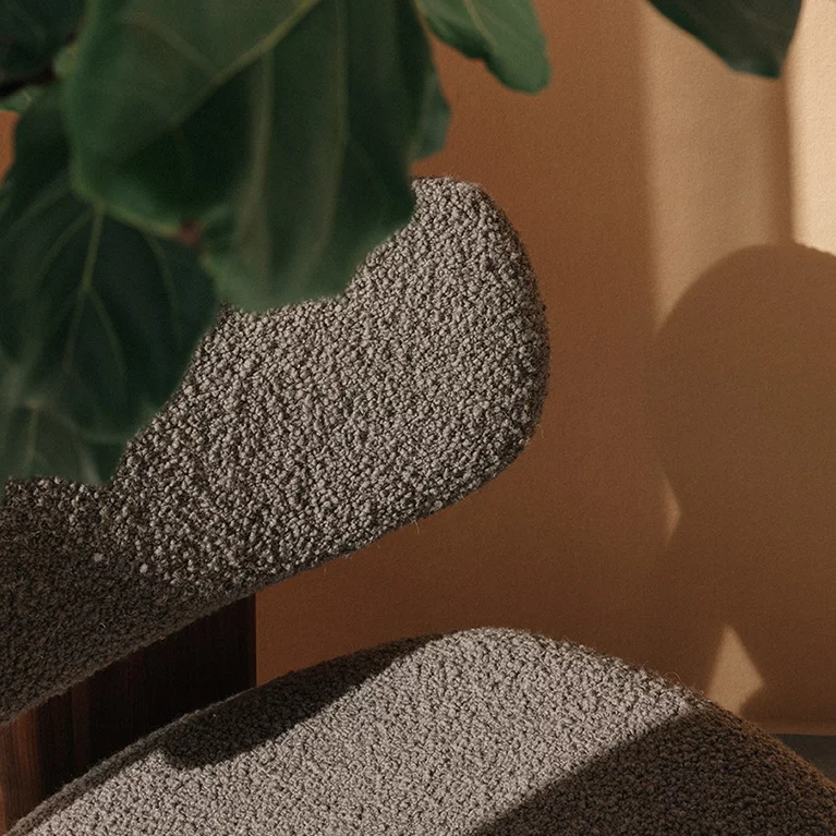 elliot lounge chair made of walnut in nimbus topo, detail picture