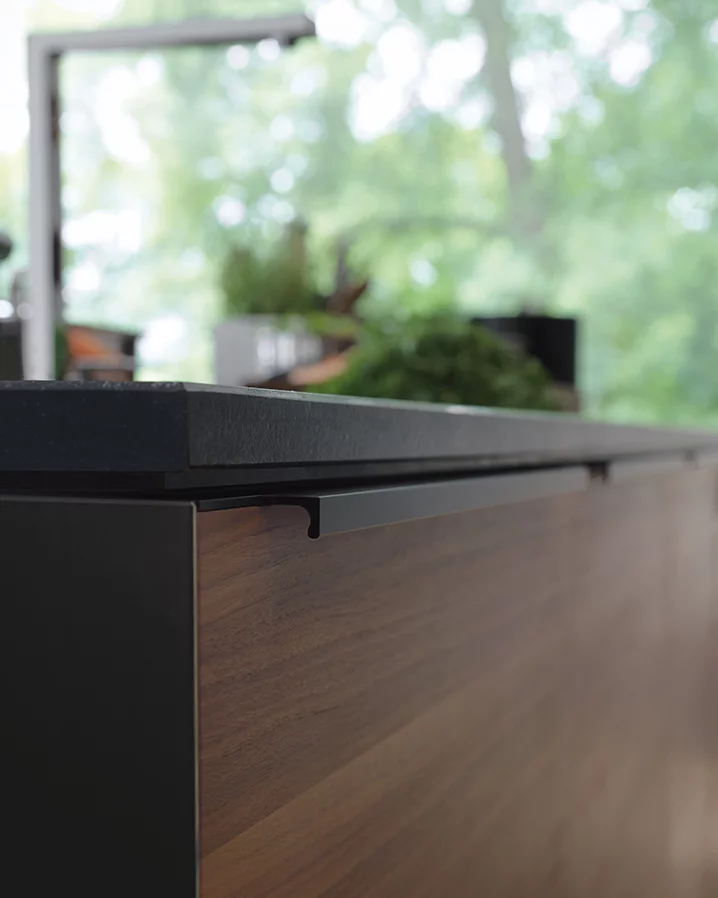 black line Küche in Nussbaum mit Farbglas schwarz matt und Griffen, Detailansicht