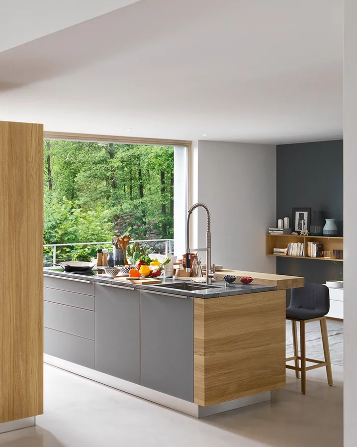 linee kitchen in solid oak with coloured glass fronts in medium grey matt with handle profiles in stainless steel finish