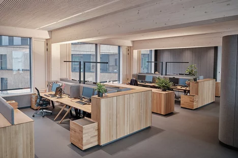 Height-adjustable pisa desks with fabric cover, mobile pedestals and filigno office cabinets in solid oak