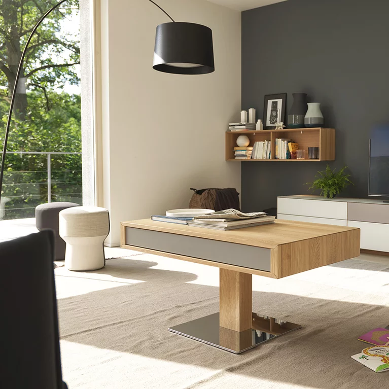 eleganter Couchtisch im Wohnzimmer neben cubus pure Wohnwand in Eiche und Farbglas