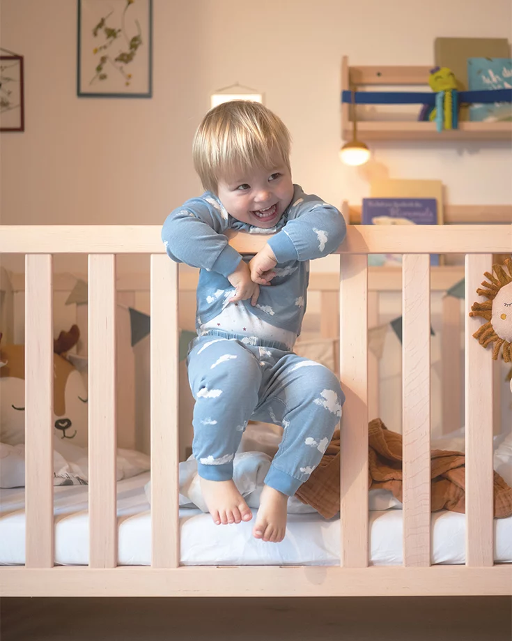 Gitterbett kids aus Naturholz in Erle Weißöl mit zwei herausnehmbaren Sprossen