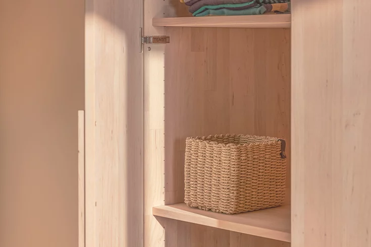 Kleiderschrank kids in Erle Weißöl mit Innenleben geöffnet, Detailansicht