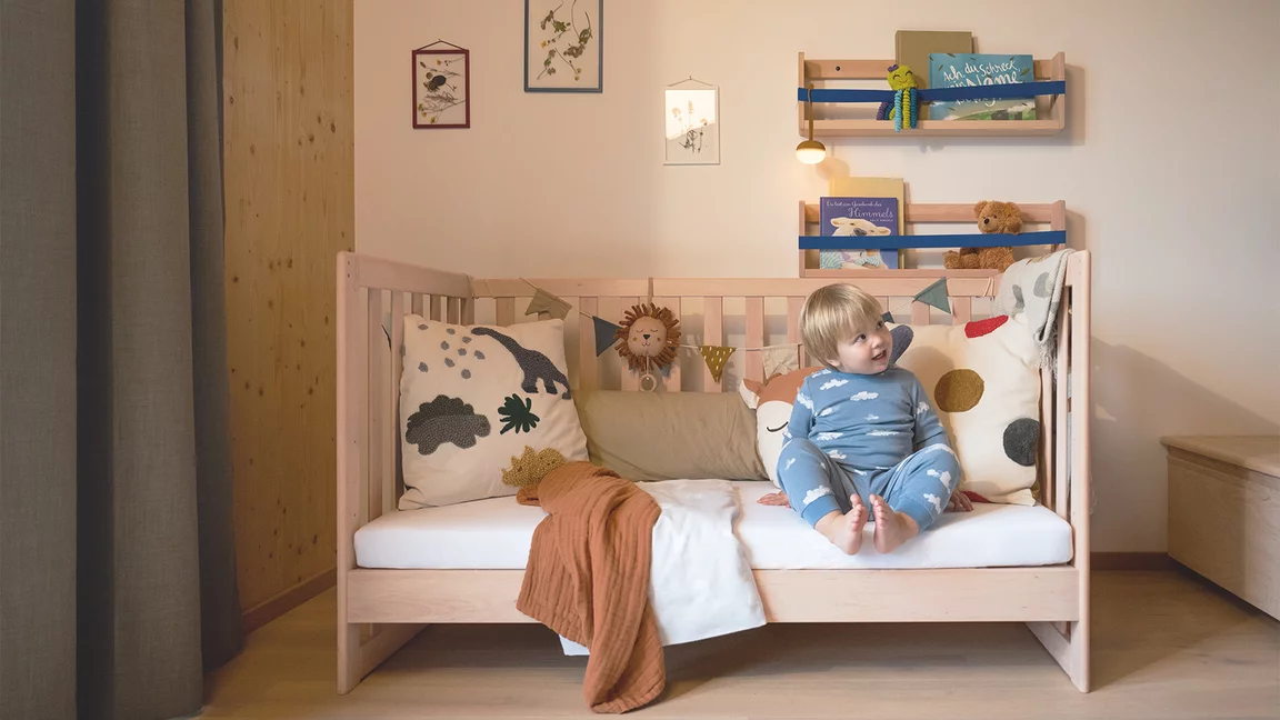 kids Gitterbett in Erle Weißöl massiv umfunktionierbar als gemütliches Sofa