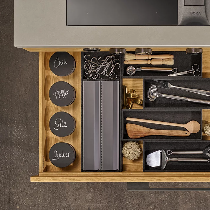 echt.zeit Küche mit Lade in Eiche massiv mit moderner Ladeneinteilung