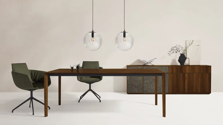 Moderner Massivholztisch mit eleganten Stühlen Moderner Massivholztisch mit Holzgestell aus Eichenholz geräuchert und grand lui Stühlen