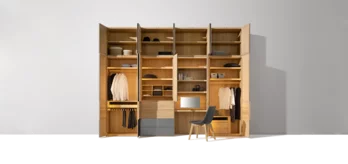 valore Drehtürenschrank beleuchtet mit Farbglasfronten und Innenleben in Eiche Weißöl passend mit dem lui Stuhl