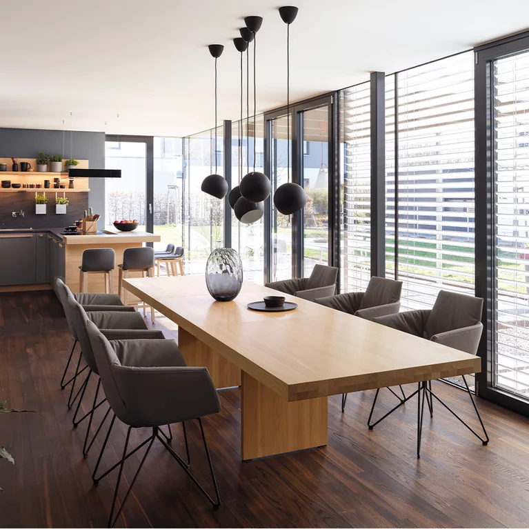 ausziehbarer Esstisch tema aus Vollholz in Eiche Weißöl mit grand lui Stühlen