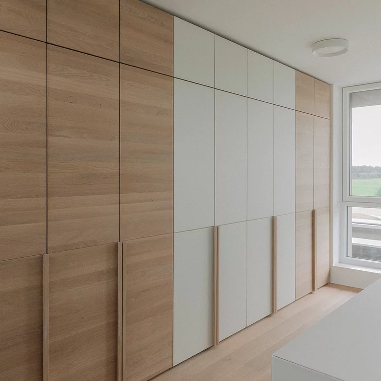 lunetto Massivholzschrank mit Aufsatzschrank in mit Fronten in Eiche Naturöl und Farbglas